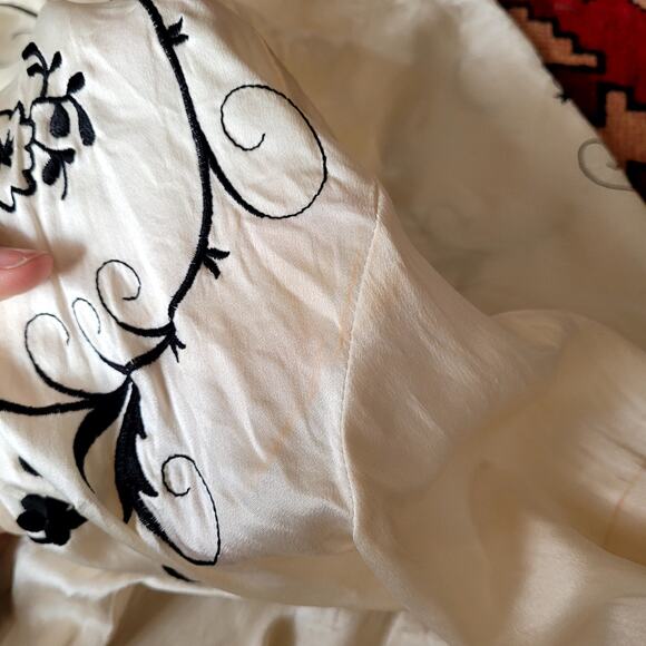 Vtg Victoria Secret Embroidered Robe Ivory Black Flowers Vines - Picture 6 of 8